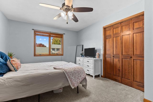 1605 MEADOWBREEZE CIRCLE, Neenah, WI 54956