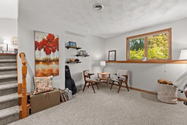 1605 MEADOWBREEZE CIRCLE, Neenah, WI 54956