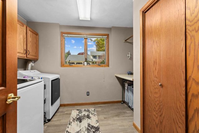 1605 MEADOWBREEZE CIRCLE, Neenah, WI 54956