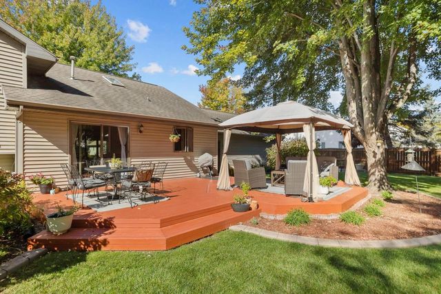 1605 MEADOWBREEZE CIRCLE, Neenah, WI 54956