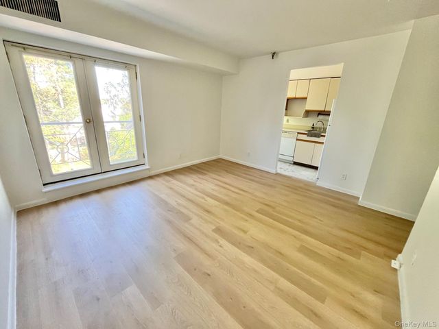 501 N Barry Avenue 2F, Mamaroneck, NY 10543