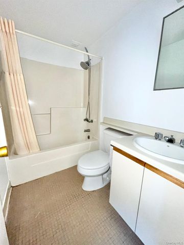 501 N Barry Avenue 2F, Mamaroneck, NY 10543