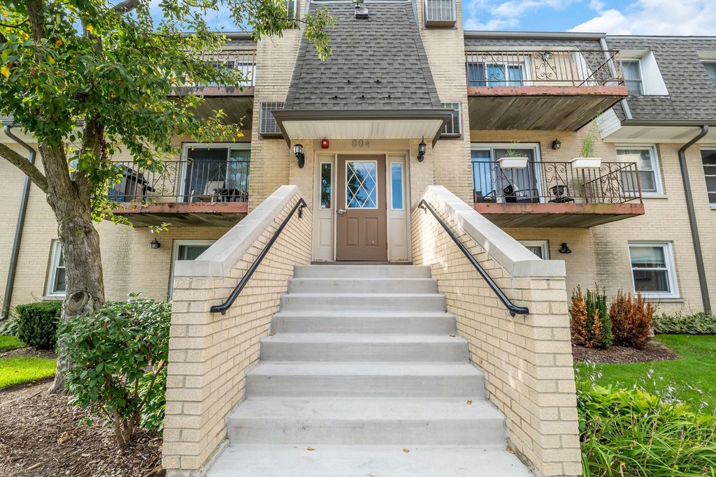 804 N River Road 1D, Mount Prospect, IL 60056