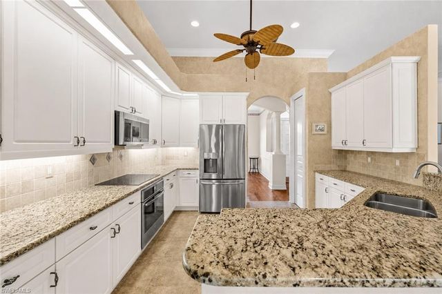 2027 Castle Garden LN, Naples, FL 34110
