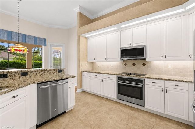 2027 Castle Garden LN, Naples, FL 34110