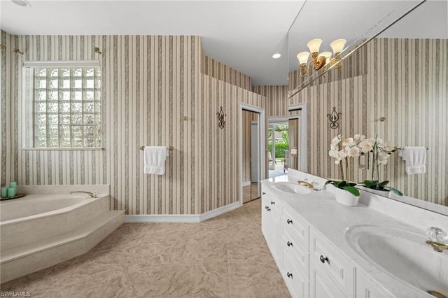 2027 Castle Garden LN, Naples, FL 34110