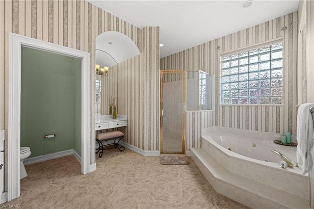 2027 Castle Garden LN, Naples, FL 34110