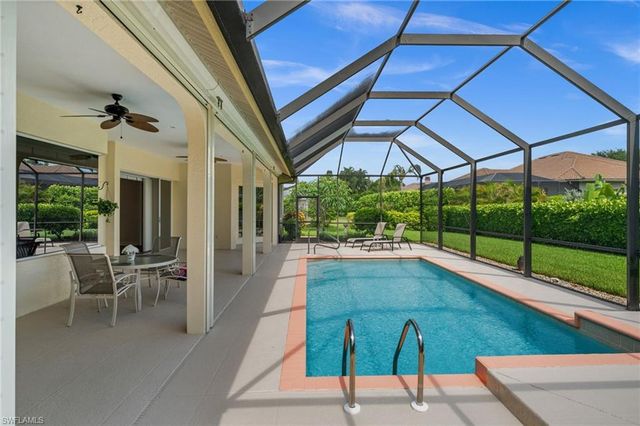 2027 Castle Garden LN, Naples, FL 34110
