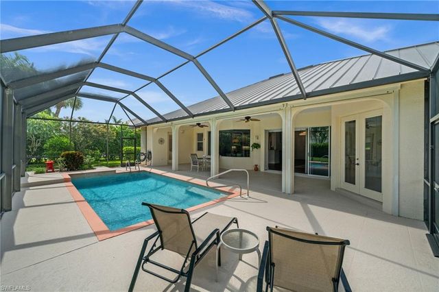 2027 Castle Garden LN, Naples, FL 34110