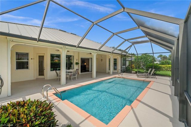 2027 Castle Garden LN, Naples, FL 34110