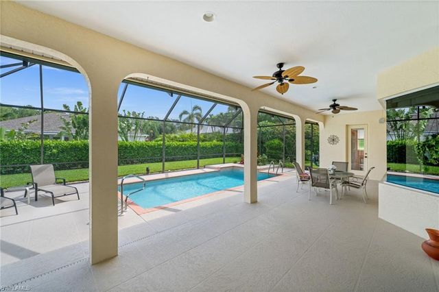 2027 Castle Garden LN, Naples, FL 34110