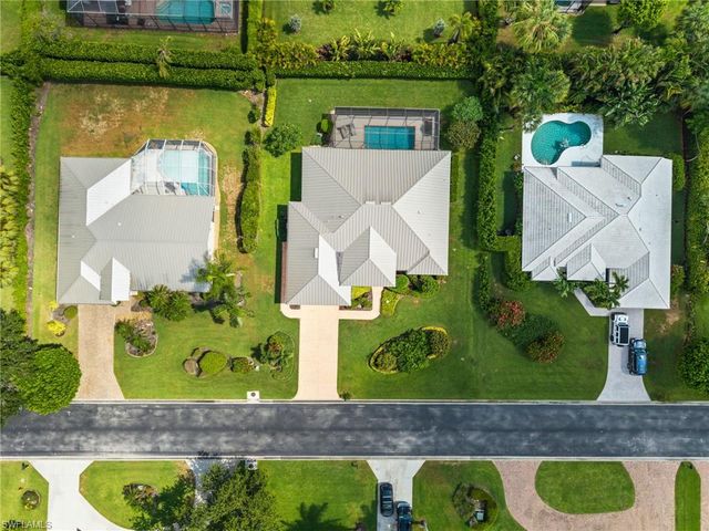 2027 Castle Garden LN, Naples, FL 34110