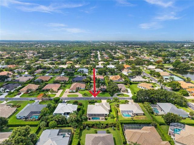 2027 Castle Garden LN, Naples, FL 34110
