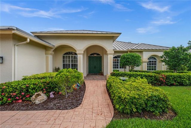 2027 Castle Garden LN, Naples, FL 34110