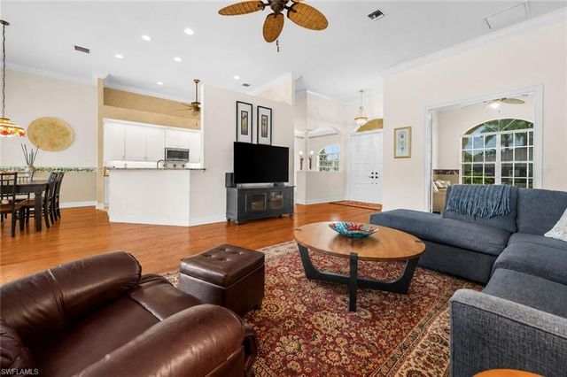 2027 Castle Garden LN, Naples, FL 34110