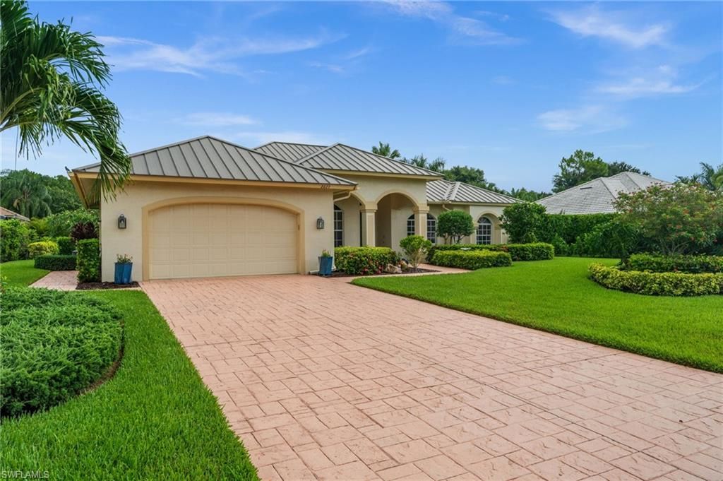 2027 Castle Garden LN, Naples, FL 34110