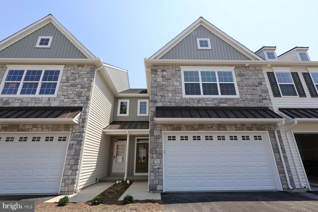 2452 SPRING WATER CIR, Lancaster, PA 17601