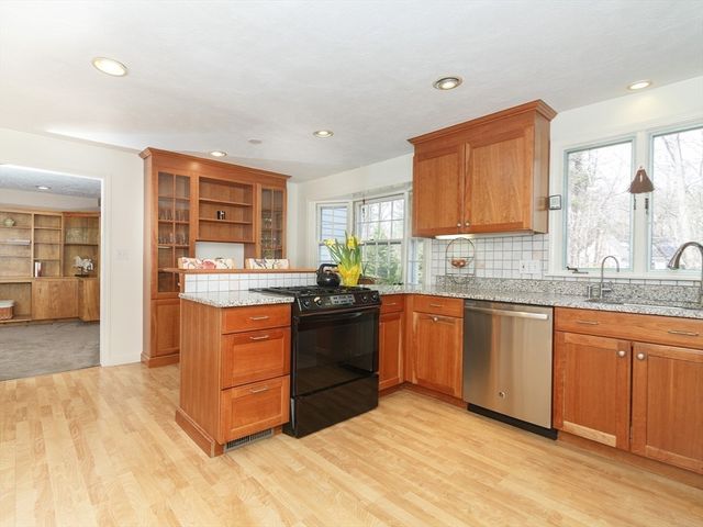 6 Barry Drive, Framingham, MA 01702