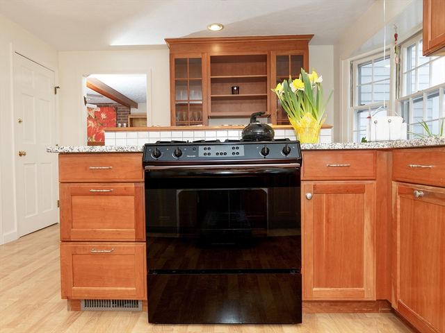 6 Barry Drive, Framingham, MA 01702