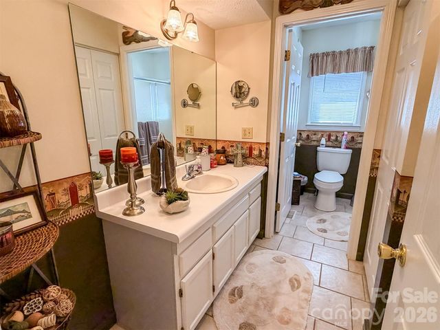 1017 3rd Avenue NW, Conover, NC 28613