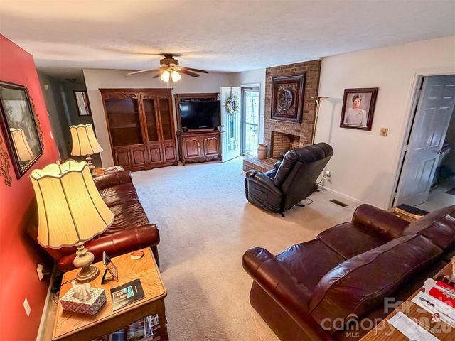 1017 3rd Avenue NW, Conover, NC 28613