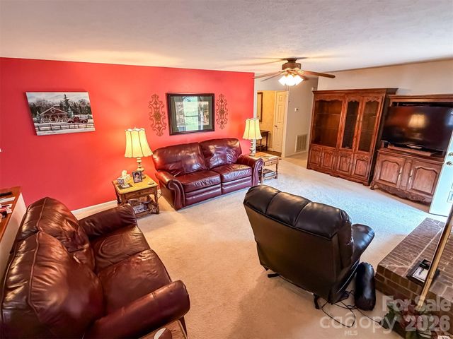 1017 3rd Avenue NW, Conover, NC 28613