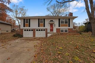 109 SE CASTLEROCK Drive, Blue Springs, MO 64014