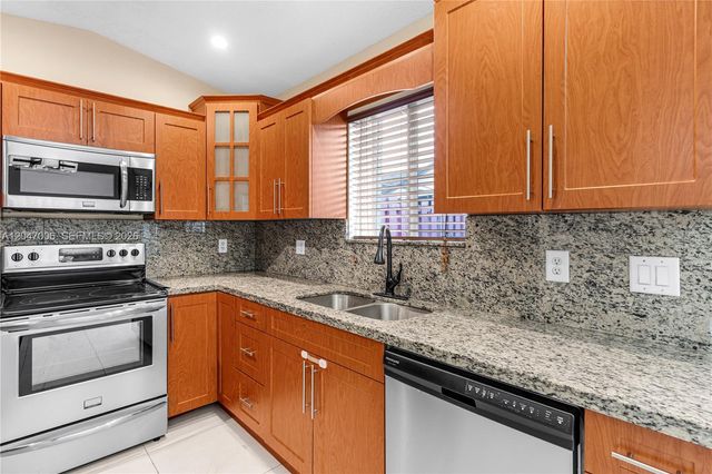 8433 NW 189th St 1104, Hialeah, FL 33015