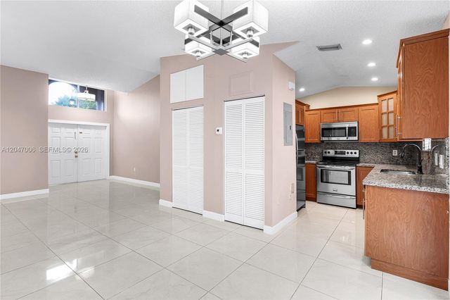 8433 NW 189th St 1104, Hialeah, FL 33015