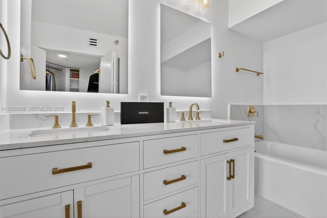 19101 NE 36th Ct 402, Aventura, FL 33180