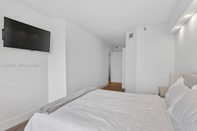 19101 NE 36th Ct 402, Aventura, FL 33180