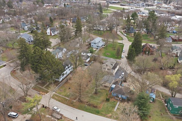 305 Circle Road, Fox River Grove, IL 60021