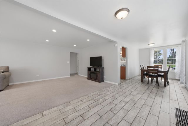 305 Circle Road, Fox River Grove, IL 60021