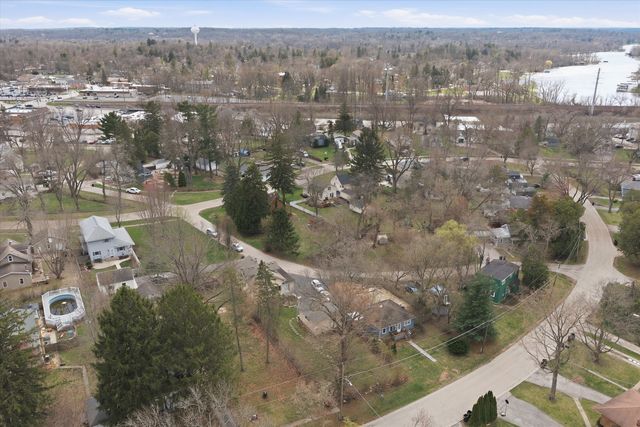 305 Circle Road, Fox River Grove, IL 60021