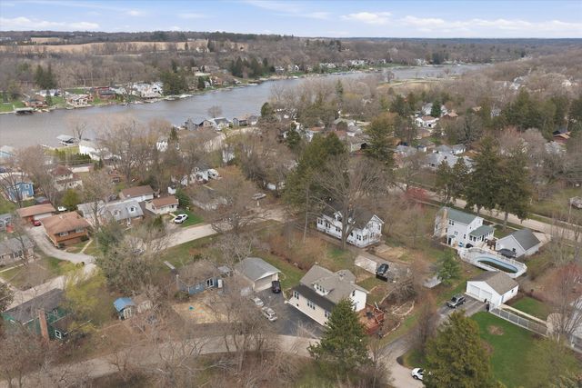 305 Circle Road, Fox River Grove, IL 60021