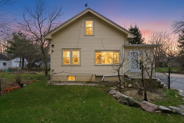 305 Circle Road, Fox River Grove, IL 60021