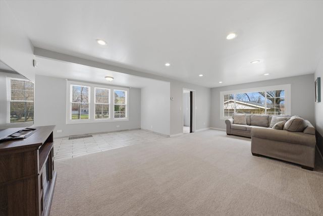 305 Circle Road, Fox River Grove, IL 60021