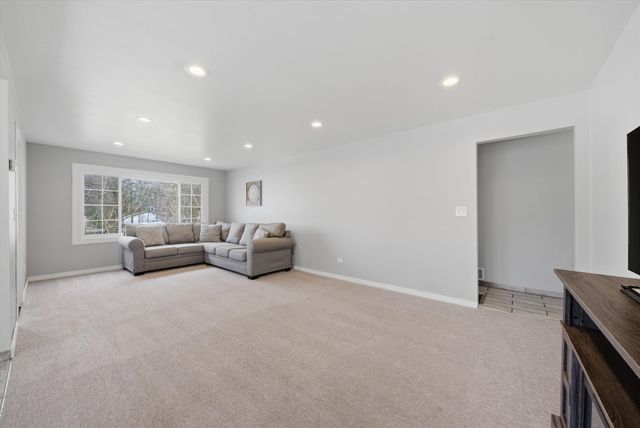 305 Circle Road, Fox River Grove, IL 60021