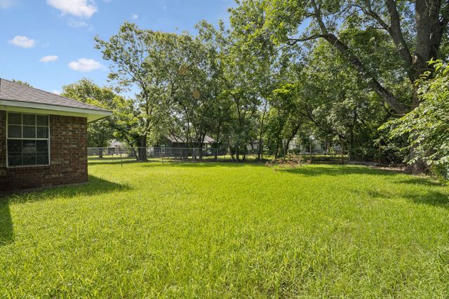 1104 E High Street, Terrell, TX 75160