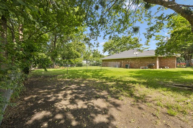 1104 E High Street, Terrell, TX 75160