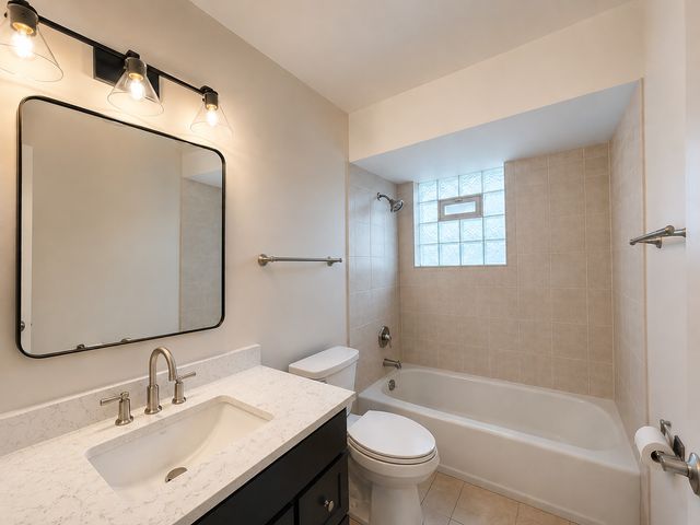 4425 Prairie Avenue C, Brookfield, IL 60513