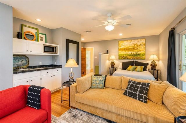 409 Island Lodges DR, Buchanan Dam, TX 78609