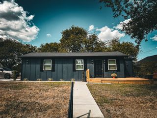 600 Loggins Street, Ennis, TX 75119