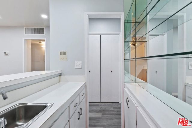 927 N Kings Road 107, West Hollywood, CA 90069