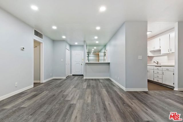 927 N Kings Road 107, West Hollywood, CA 90069