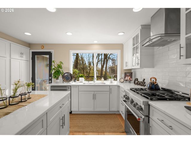 19 BLOCH Ter, Lake Oswego, OR 97035