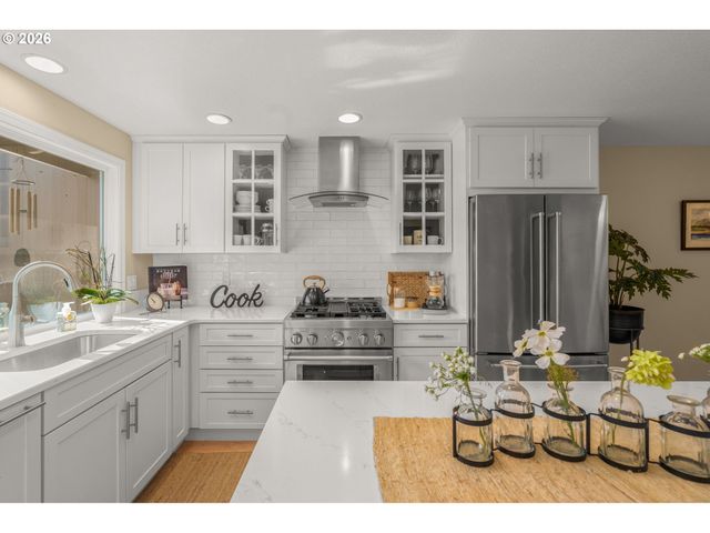 19 BLOCH Ter, Lake Oswego, OR 97035