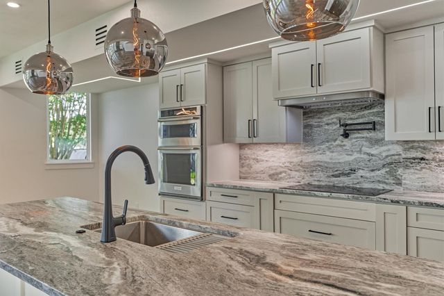 2811 Hemingway Drive, Montgomery, TX 77356