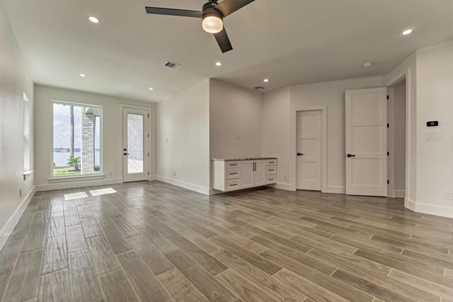 2811 Hemingway Drive, Montgomery, TX 77356