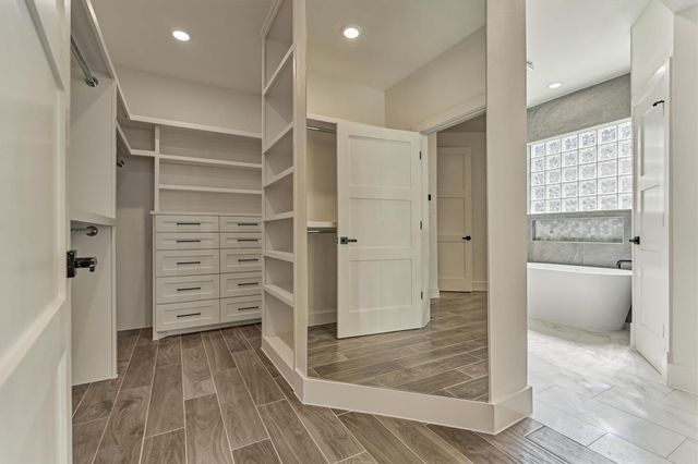 2811 Hemingway Drive, Montgomery, TX 77356